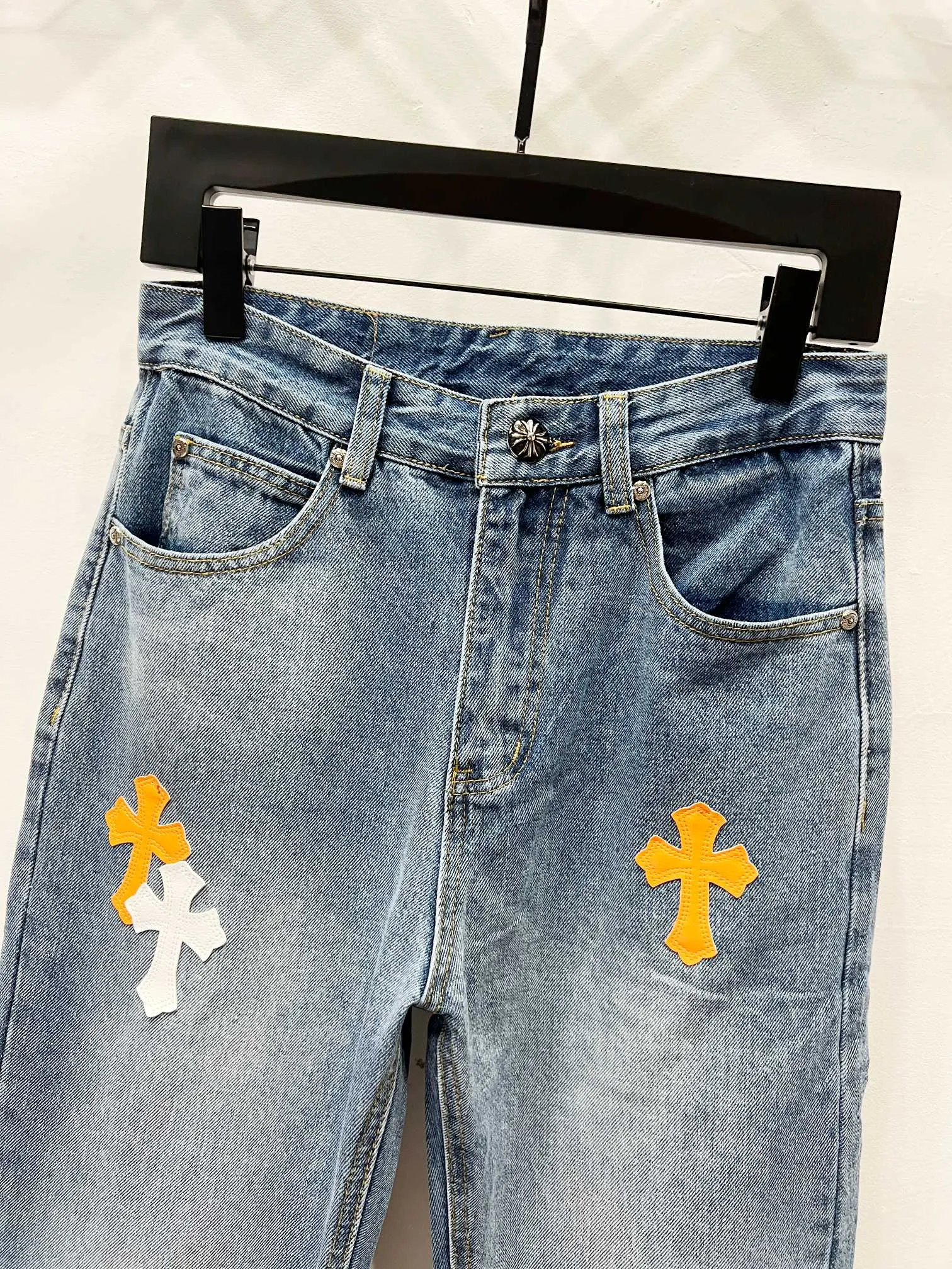 P260 Style No.: (K550) Chrome Hearts & CH city limited series Sanskrit cross patch leather jeans need to be washed and then disassembled and hand-stitched with sheepskin cross leather and then spliced ​​together to complete. The whole process is too complicated to explain. The texture can be seen in the hand, and it looks good. The styles with different washed textures are very friendly to people with thin legs and thick legs. The straight version is very flattering to the leg shape. The moderate length is timeless and can be matched easily and casually. It is the basic styling foundation for various styles and is a must-have in the wardrobe! The fabric is stiff but also makes the upper body soft without losing texture. The washing process is even more perfect. It is a must-have item for everyone! ! ! Washed wheat, hang tag, pants label, three labels are complete, the upper body effect is particularly stiff and stylish, super stylish, same style for men and women - Color: orange and orange Size: 28 30 32 34